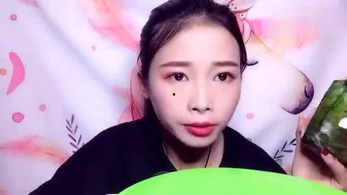 网红被爆吃瓜哭的真好听,哭声引发网友热议  第2张